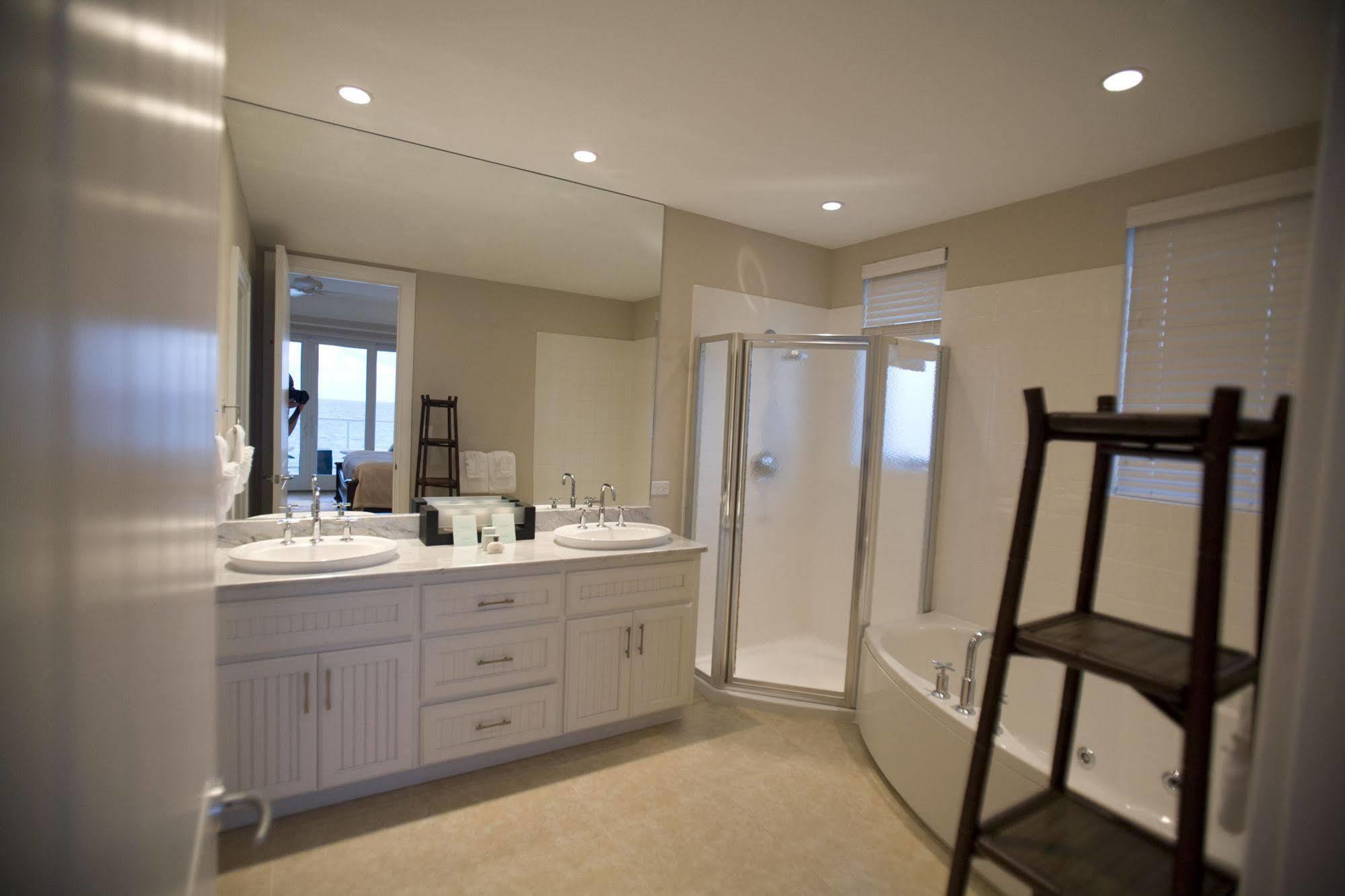 Caribbean Club Boutique Hotel, Grand Cayman Dog City Eksteriør bilde