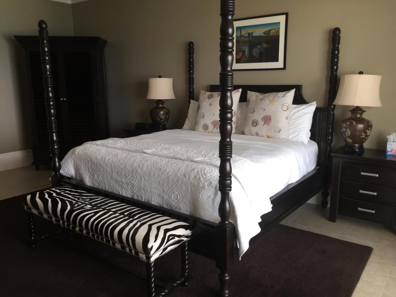 Caribbean Club Boutique Hotel, Grand Cayman Dog City Eksteriør bilde